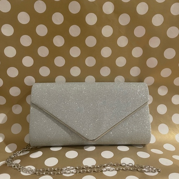 COPY - 𝑺𝒊𝒍𝒗𝒆𝒓 𝑪𝒍𝒖𝒕𝒄𝒉 𝑷𝒖𝒓𝒔𝒆 - Picture 2 of 6